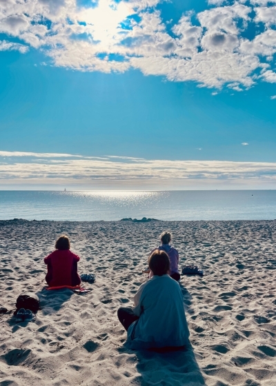 Vivere Vital Yoga Auszeiten in Deutschland mobile Teilnehmende bei einer Yoga Auszeit mit Vivere Vital am Meer