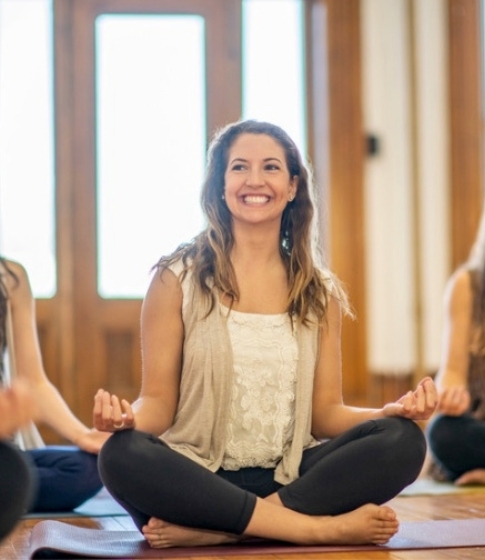 Eine glueckliche Teilnehmerin bei einem Yoga Wochenende in NRW mit Vivere Vital