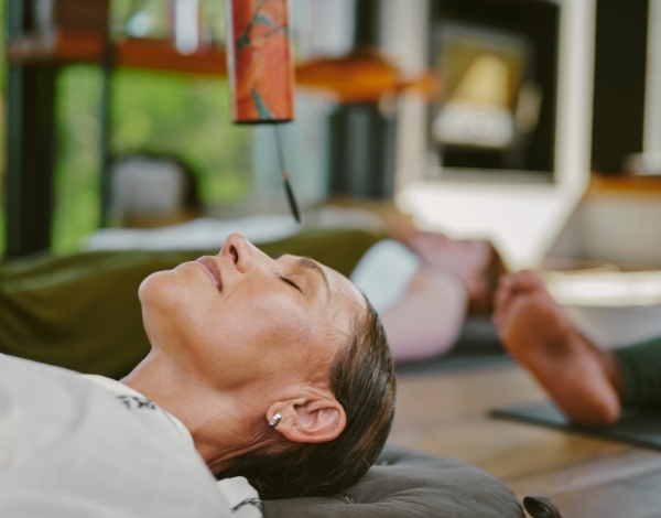 Eine Frau geniesst ein Klangbad bei einem Vivere Vital Retreat