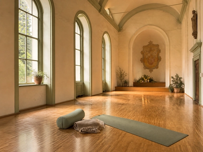 Rückenschmerzen & Yoga im Kloster: Wie eine Auszeit Deinen Rücken erreicht
