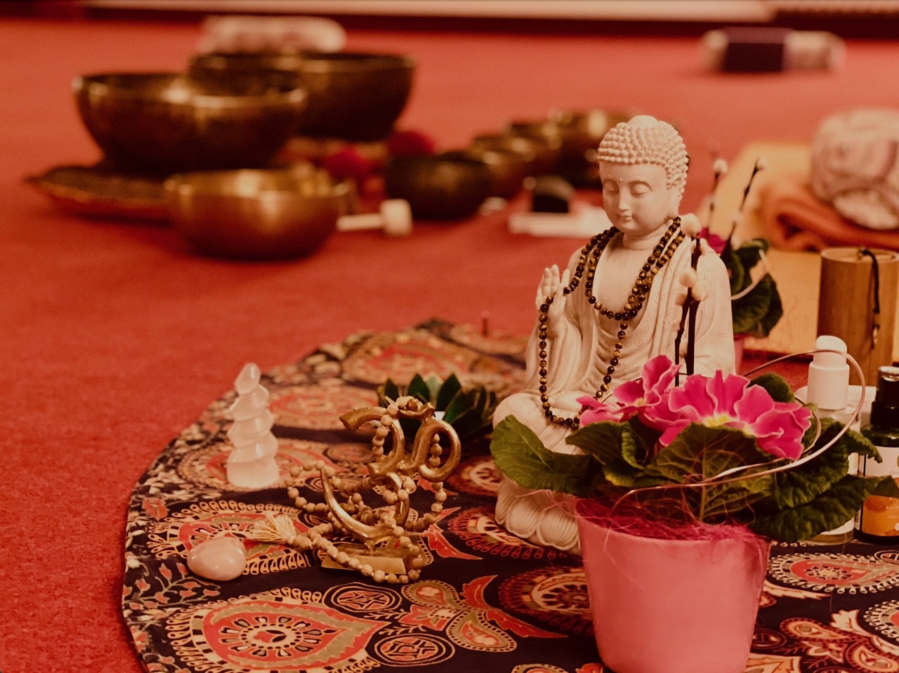 Auszeit im Kloster für Frauen – die wichtigsten Fragen 3 Unser Yoga Raum während eines Ruhiger Yoga-Moment bei einer Auszeit im Kloster im Abendlicht